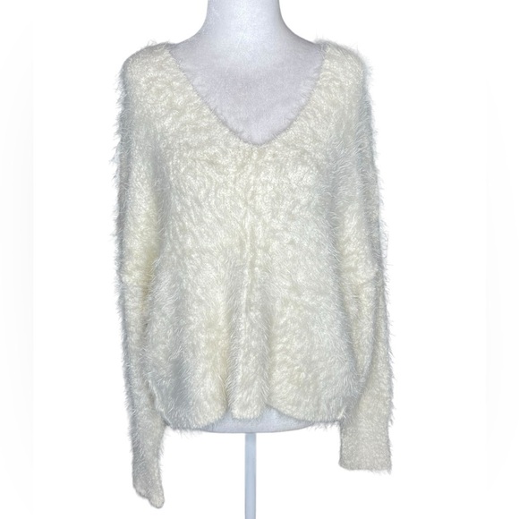Free People Cozy Oversized Furry White V-Neck Sweatshirt Size Small Petite - Picture 1 of 12